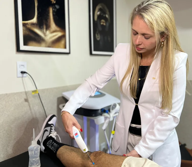 Dra. Carol Artiaga em atendimento de fisioterapia em Araguaína/TO